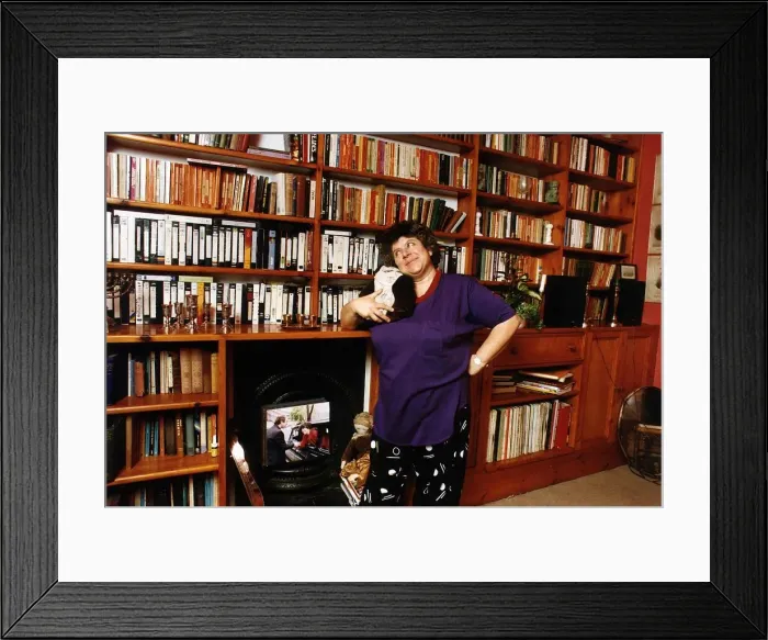 Framed Print : Miriah Margolyes Actress at home with her books Vidios Framed Print : Miriah Margolyes Actress at home with her books Vidios