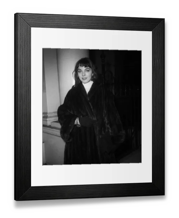 Framed Print : A young Joan Collins en route to the US embassy in London to apply for a visa