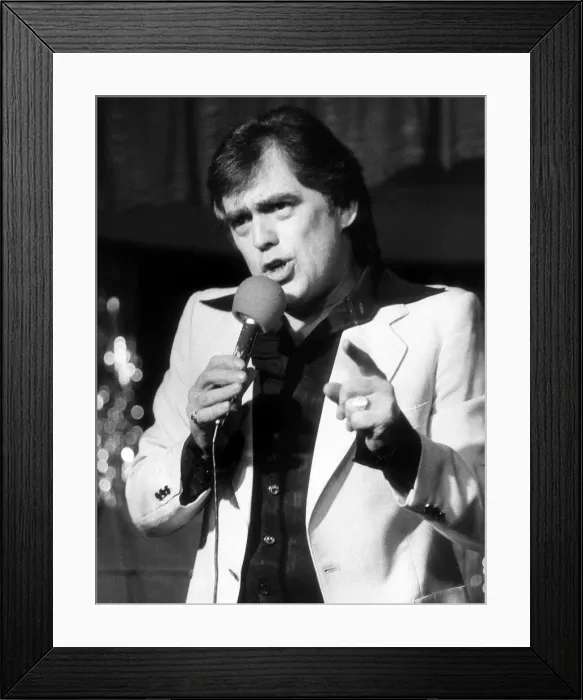 Framed Print : Bill Tarmey Coronation St Actor March 1983 performing at Bunneys fun pub in Leeds Framed Print : Bill Tarmey Coronation St Actor March 1983 performing at Bunneys fun pub in Leeds