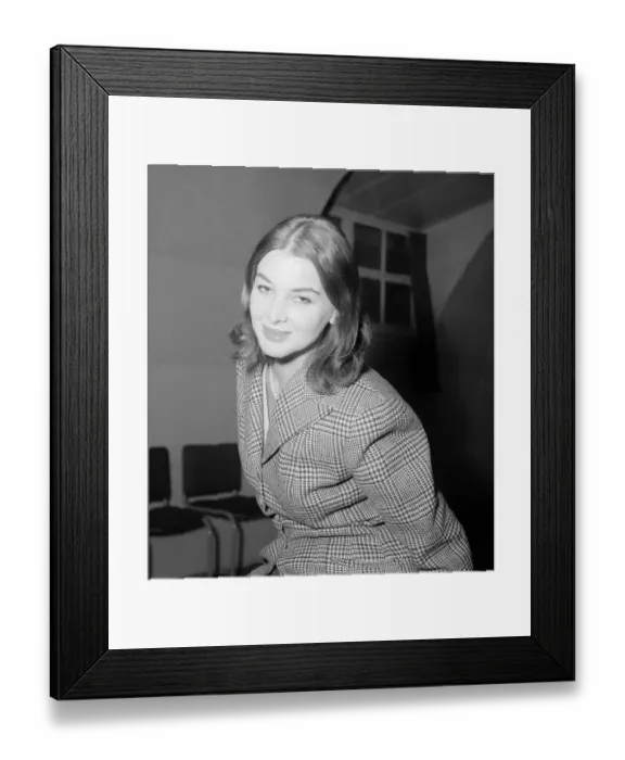 Framed Print : Italian film star Eleanora Rossi Drago October 1954 at the London Savoy
