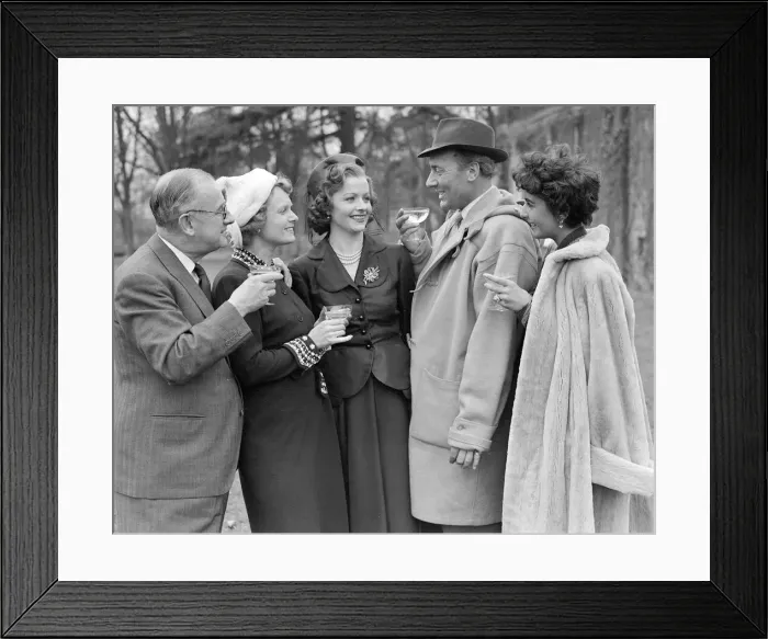 Framed Print : Elizabeth Taylor actress and Michael Wilding back from Honeymoon
