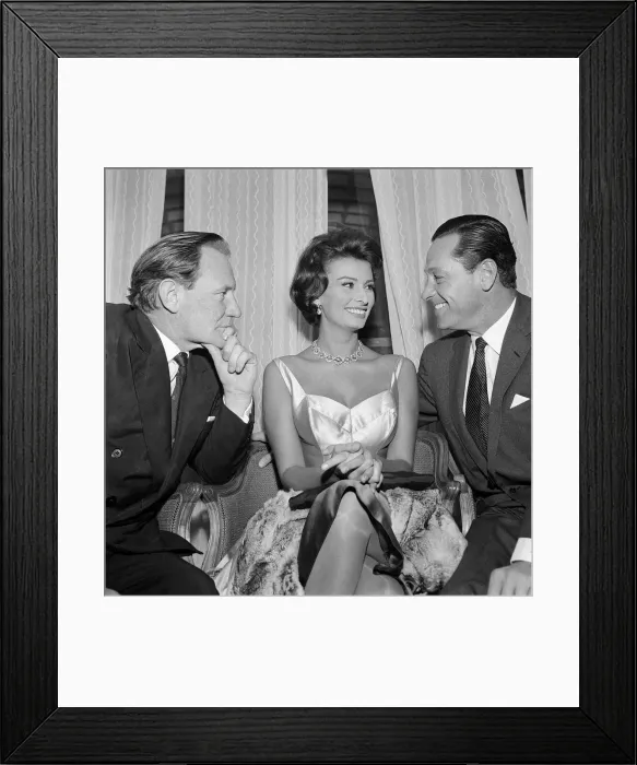 Framed Print : Film star Sophia Loren enjoys the attention of Trevor Howard (L