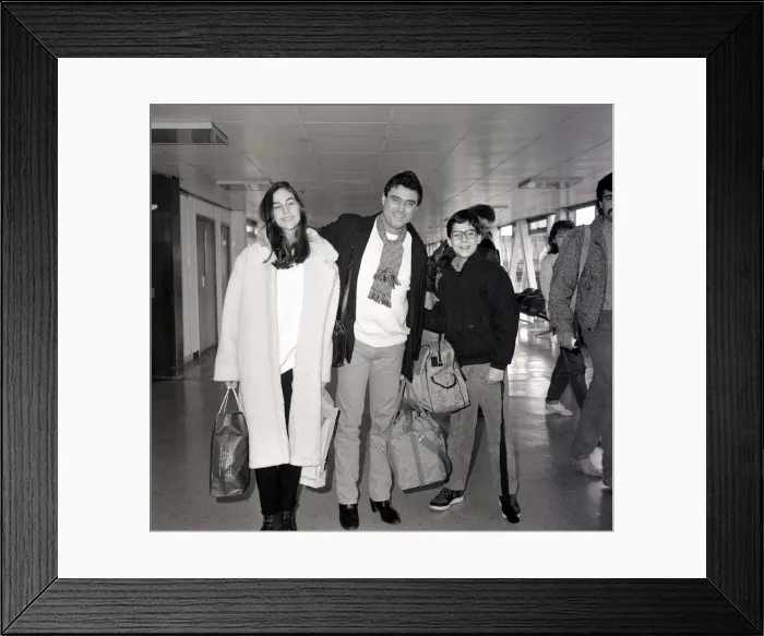 Framed Print : Actor Ian McShane and his children Morgan, 11, and Kate, 15 Framed Print : Actor Ian McShane and his children Morgan, 11, and Kate, 15
