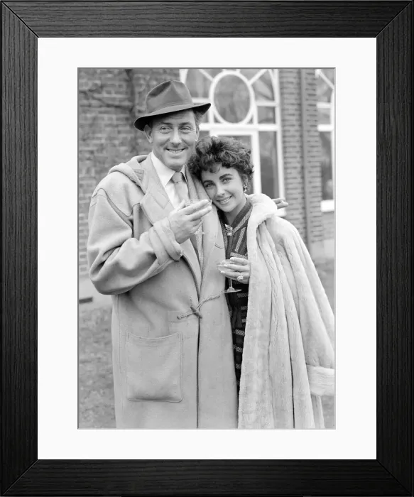 Framed Print : Elizabeth Taylor actress and Michael Wilding back from Honeymoon