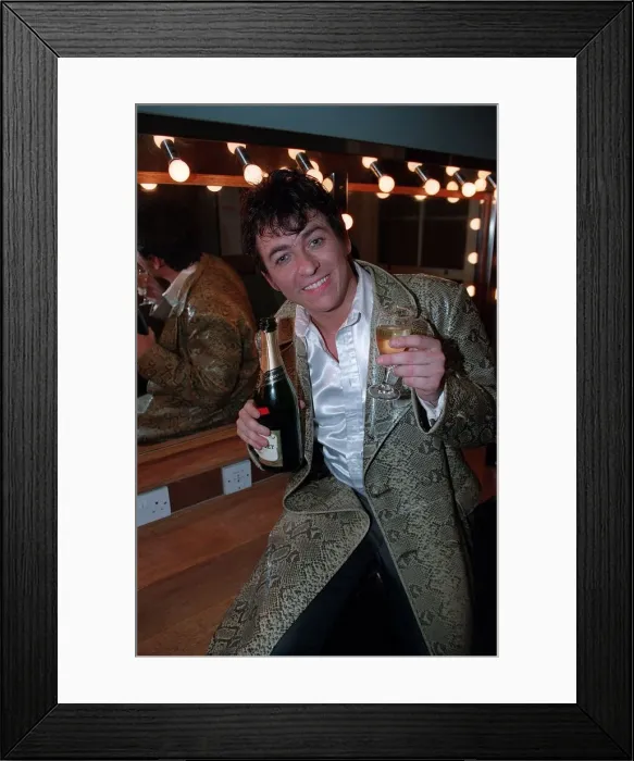 Framed Print : Shane Richie Actor  /  TV Presenter January 99 Back stage in his dressing room with his