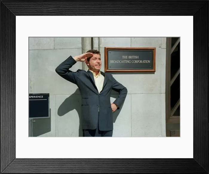 Framed Print : Lee Evans Comedian / Actor October 98 Outside the British Broadcasting corporation Framed Print : Lee Evans Comedian / Actor October 98 Outside the British Broadcasting corporation