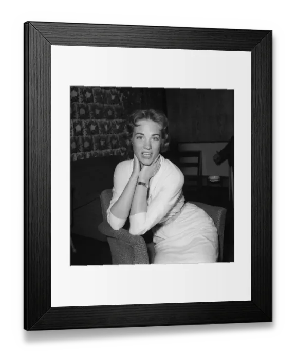 Framed Print : A young Julie Andrews at London Airport on 7th April 1958 Framed Print : A young Julie Andrews at London Airport on 7th April 1958