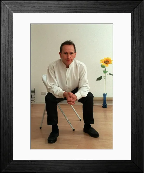 Framed Print : Wayne Sleep / Dancer / Actor September 98 At home relaxing sitting on chair Framed Print : Wayne Sleep / Dancer / Actor September 98 At home relaxing sitting on chair