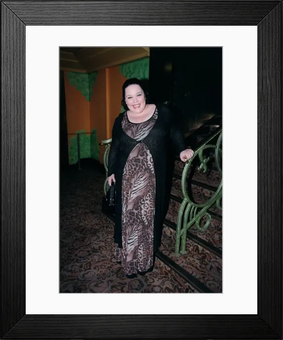 Framed Print : Lisa Riley Actress October 98 Emmerdale Farm actress arriving at the Savoy Theatre