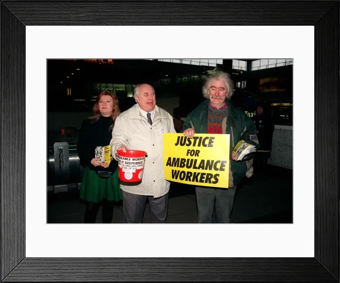 Framed Print : Kathy Shipton actress, Norman Willis union leader and actor Ron Forfar stand at Euston