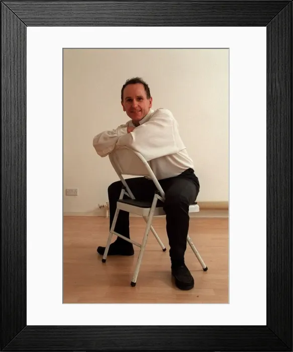 Framed Print : Wayne Sleep / Dancer / Actor September 98 At home relaxing sitting on chair Framed Print : Wayne Sleep / Dancer / Actor September 98 At home relaxing sitting on chair