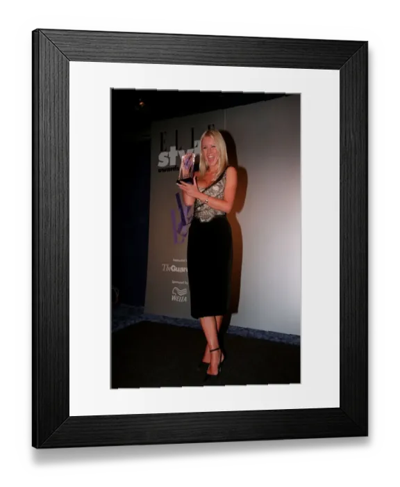 Framed Print : Denise Van Outen TV Presenter  /  Actress September 98 At the Elle Awards holding