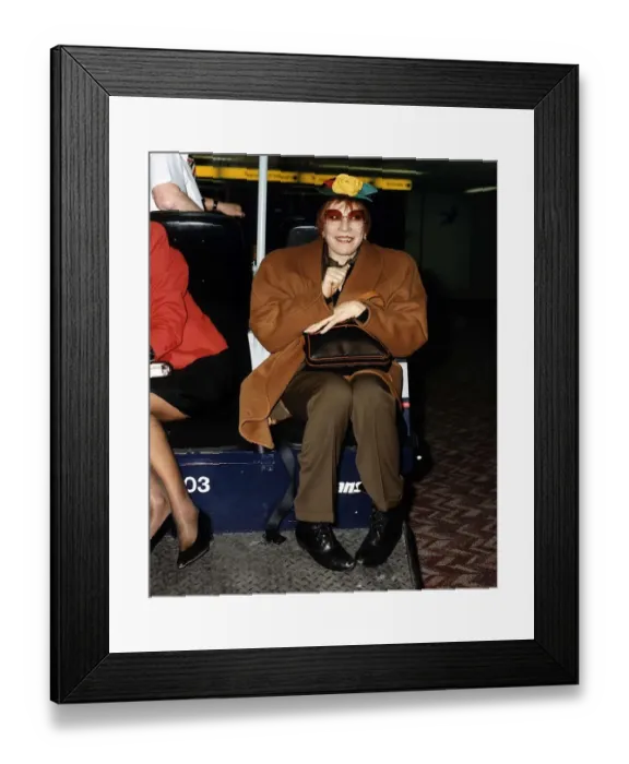 Framed Print : Shirley Maclaine the actress at Heathrow airport to continue her One woman show Framed Print : Shirley Maclaine the actress at Heathrow airport to continue her One woman show