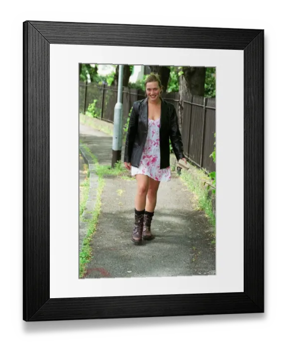 Framed Print : Kate Winslet Actress May 98 Walking down street with Bindi spot on her forhead Framed Print : Kate Winslet Actress May 98 Walking down street with Bindi spot on her forhead