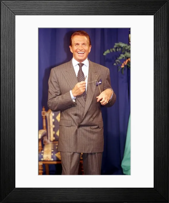 Framed Print : George Hamilton actor on the set at LWT studios Nov 1998 Framed Print : George Hamilton actor on the set at LWT studios Nov 1998