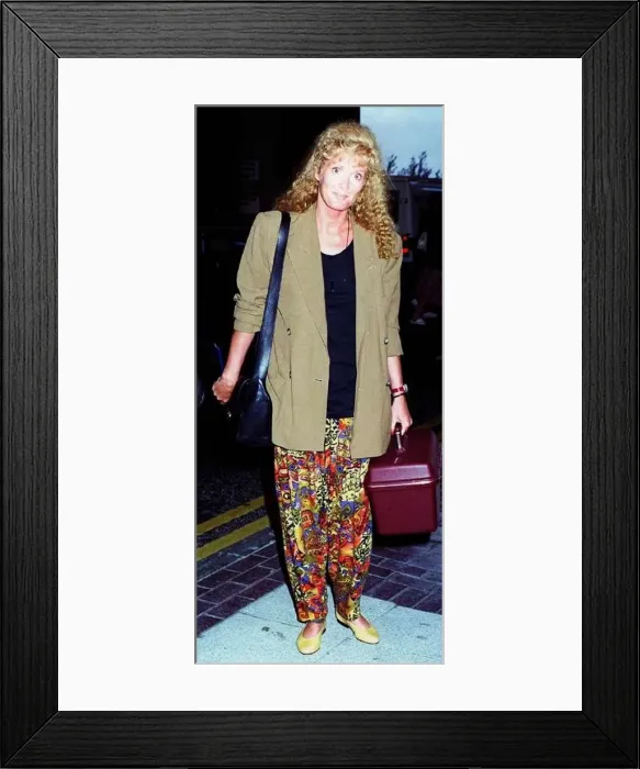 Framed Print : Beverley Callard actress arrives back in Manchester suntanned after Carribean cruise Framed Print : Beverley Callard actress arrives back in Manchester suntanned after Carribean cruise