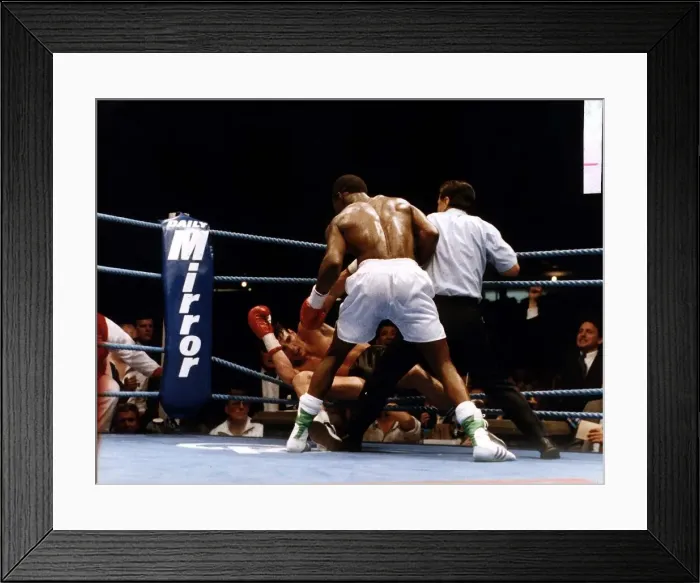 Framed Print : Chris Eubank finishes off Gary Stretch Framed Print : Chris Eubank finishes off Gary Stretch