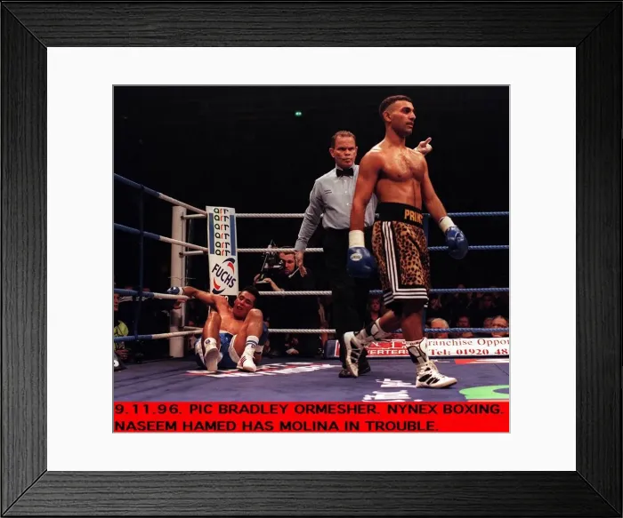 Framed Print : Prince Naseem Hamed Boxer and WBO Featherweight Champion walks towards his own corner Framed Print : Prince Naseem Hamed Boxer and WBO Featherweight Champion walks towards his own corner