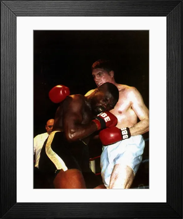 Framed Print : Joe Bugner Jnr fights Denroy refereed by Dave Parris Bugner wins Framed Print : Joe Bugner Jnr fights Denroy refereed by Dave Parris Bugner wins