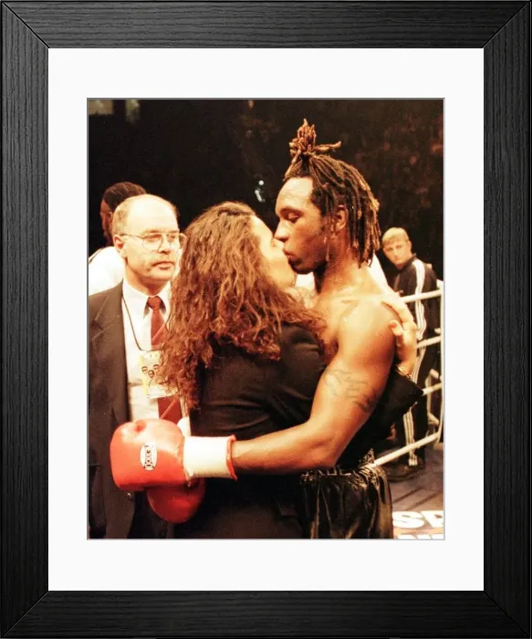Framed Print : Nigel Benn kisses his girlfriend after his defeat by Steve Collins for WBO super