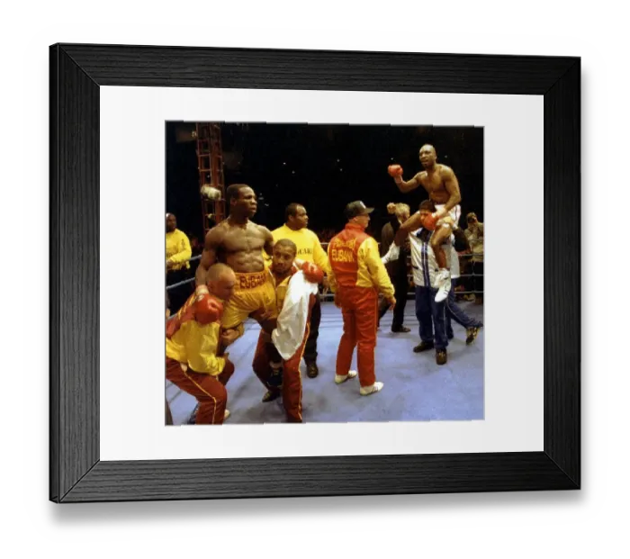 Framed Print : Chris Eubank v Nigel Benn 2nd fight at Old Trafford Boxing October 1993 Framed Print : Chris Eubank v Nigel Benn 2nd fight at Old Trafford Boxing October 1993