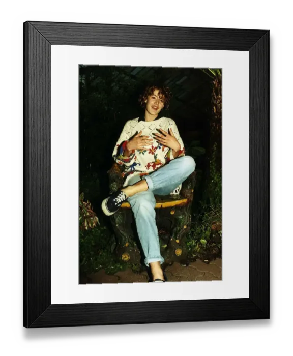 Framed Print : Emily Lloyd Actress sitting cross legged in wood carved chair A©Mirrorpix Framed Print : Emily Lloyd Actress sitting cross legged in wood carved chair A©Mirrorpix