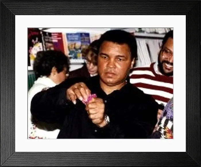 : Muhammad Ali (Cassius Clay) former boxing champion does tricks to entertain the crowd : Muhammad Ali (Cassius Clay) former boxing champion does tricks to entertain the crowd