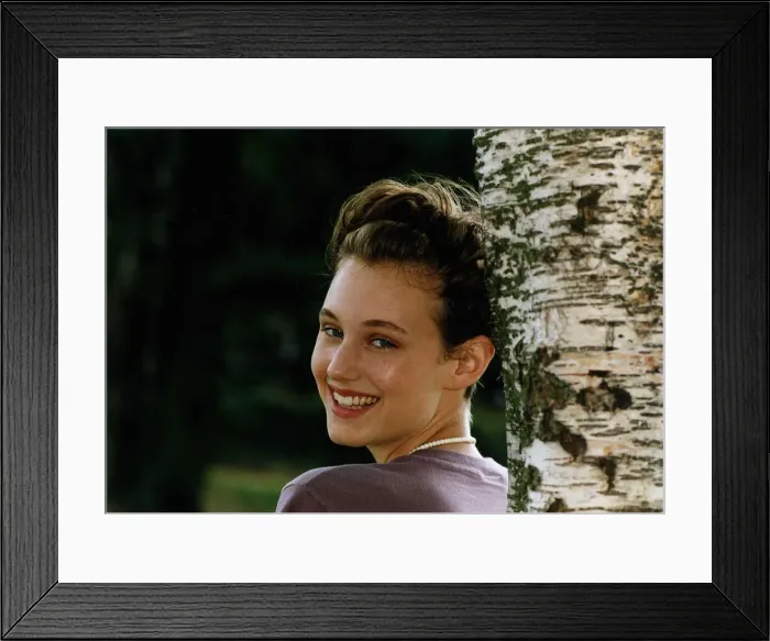 Framed Print : Sharon Isherwood Actress A©Mirrorpix Framed Print : Sharon Isherwood Actress A©Mirrorpix