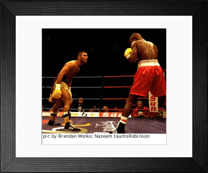 Framed Print : Prince Naseem Hamed taunts Steve Robinson during WBO featherweight championship fight Framed Print : Prince Naseem Hamed taunts Steve Robinson during WBO featherweight championship fight