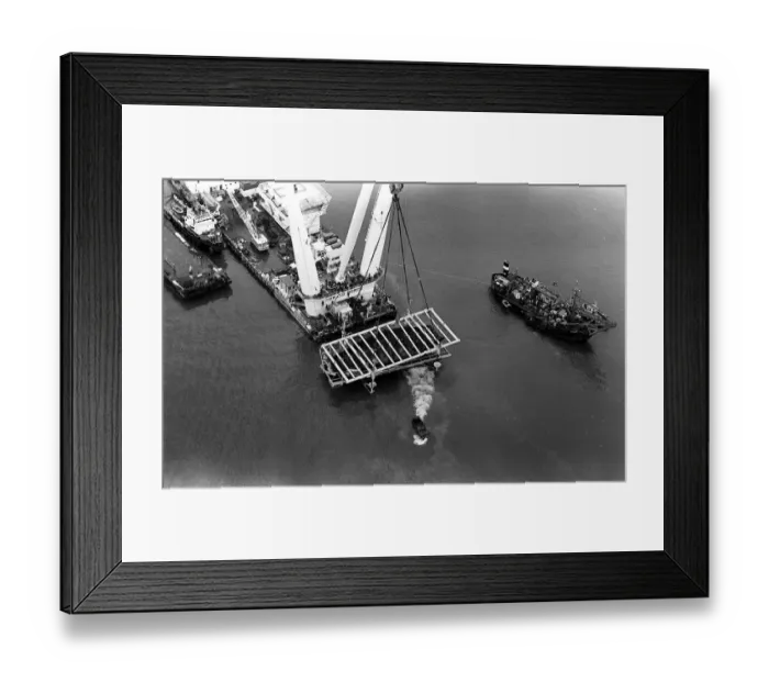 Framed Print : Raising of Mary Rose ship from the sea bed in Portsmouth October 1982