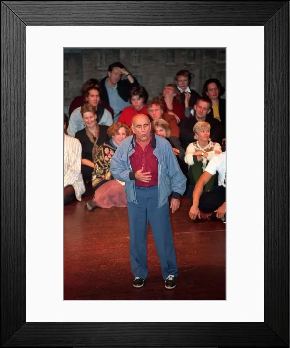 Framed Print : Warren Mitchell Actor October 1990 A©Mirrorpix Framed Print : Warren Mitchell Actor October 1990 A©Mirrorpix