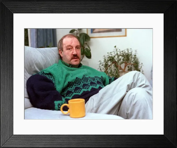 Framed Print : Gorden Kaye comedy actor of Allo Allo 1990 - Tv sitcom A©Mirrorpix Framed Print : Gorden Kaye comedy actor of Allo Allo 1990 - Tv sitcom A©Mirrorpix