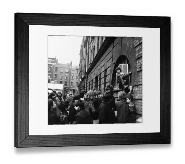 Framed Print : Fans trying to get into Liverpool town hall as crowds gathered outside for civic Framed Print : Fans trying to get into Liverpool town hall as crowds gathered outside for civic