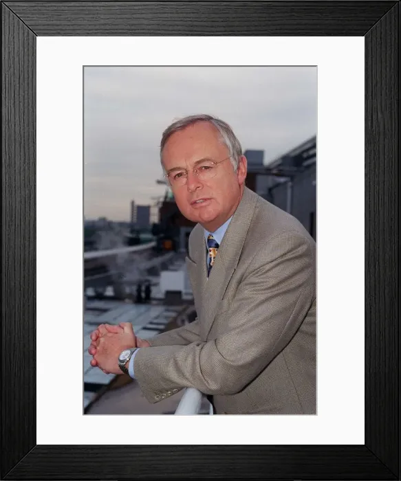 Framed Print : Martyn Lewis Newsreader September 1998 BBC1 Newsreader and TV Presenter A©Mirrorpix