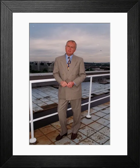 Framed Print : Martyn Lewis Newsreader September 1998 BBC1Newsreader and TV Presenter A©Mirrorpix