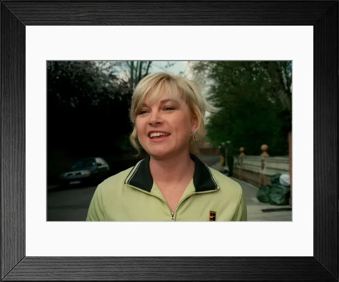 Framed Print : Wendy Turner TV Presenter August 1998 Outside the house of her sister tv presenter Framed Print : Wendy Turner TV Presenter August 1998 Outside the house of her sister tv presenter