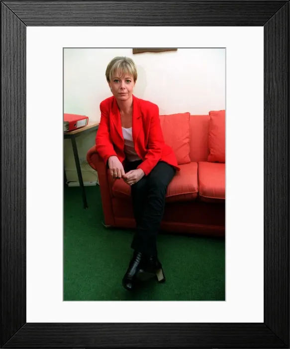 Framed Print : Juliet Morris TV Presenter December 1998 At home sitting on sofa A©mirrorpix