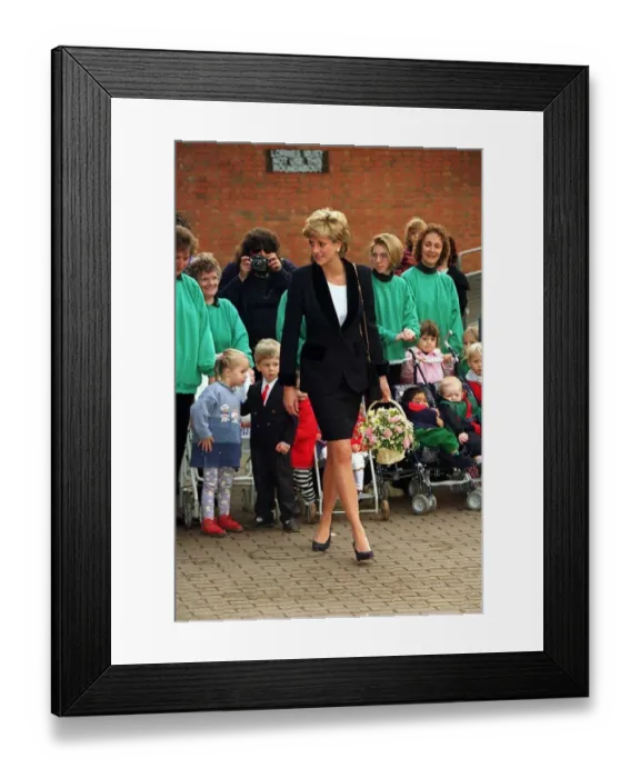 Framed Print : Princess Diana visiting Broadmoor Hospital in Crowthorne Framed Print : Princess Diana visiting Broadmoor Hospital in Crowthorne