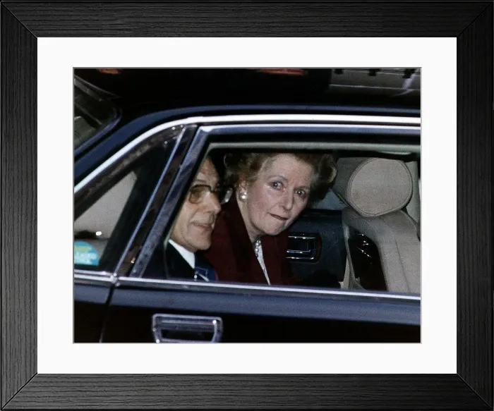Framed Print : Margaret Thatcher leaving 10 Downing Street for the last time as Prime Minister Framed Print : Margaret Thatcher leaving 10 Downing Street for the last time as Prime Minister