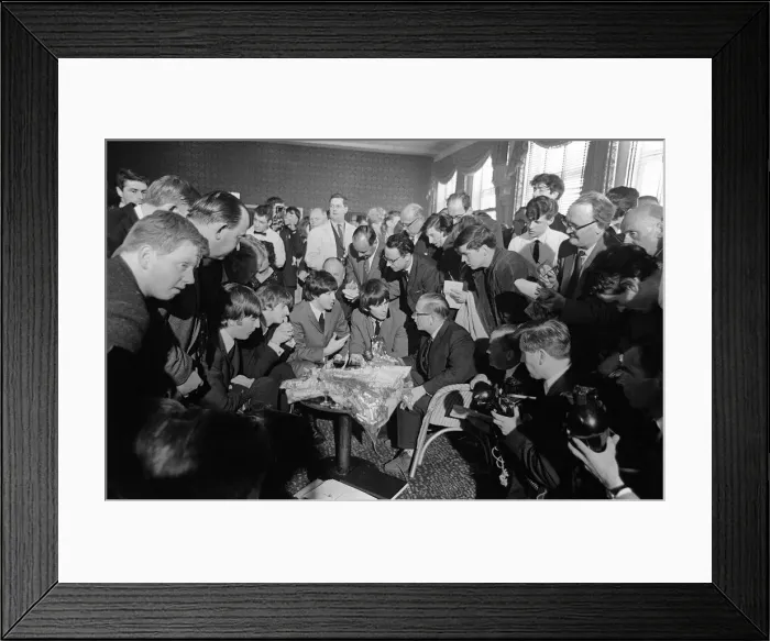 Framed Print : John Lennon, Paul McCartney, George Harrison and Ringo Starr arrive at Liverpool Airport Framed Print : John Lennon, Paul McCartney, George Harrison and Ringo Starr arrive at Liverpool Airport