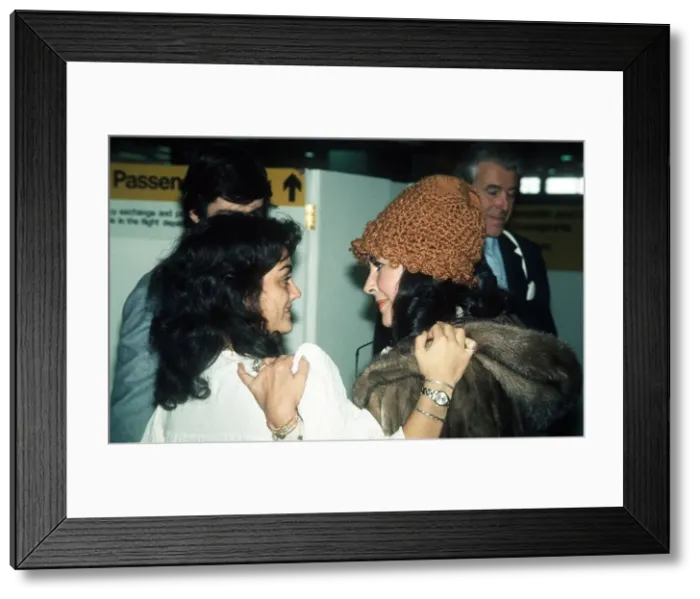 Framed Print : Elizabeth Taylor with daughter Lisa. Nov 1973 Framed Print : Elizabeth Taylor with daughter Lisa. Nov 1973