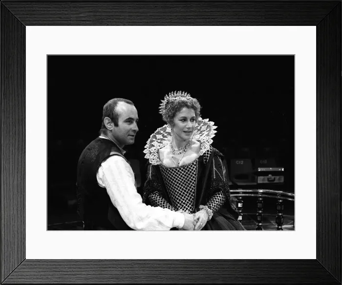 Framed Print : Helen Mirren and Bob Hoskins in Duchess of Malfi theatre play, March 1981