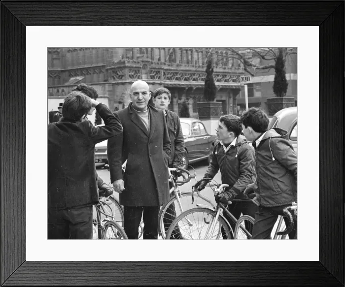 Framed Print : Actor Savalas Telly, surronded by young fans with bikes Framed Print : Actor Savalas Telly, surronded by young fans with bikes