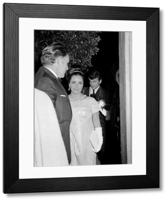 Framed Print : Elizabeth Taylor at Bistro in Beverly Hills. Liz Taylor November 1965 Framed Print : Elizabeth Taylor at Bistro in Beverly Hills. Liz Taylor November 1965