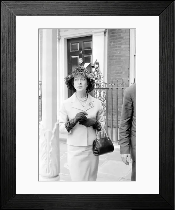 Framed Print : Actress Vivien Leigh on a visit to a wig maker. 1960s A©Mirrorpix Framed Print : Actress Vivien Leigh on a visit to a wig maker. 1960s A©Mirrorpix
