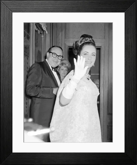 Framed Print : Elizabeth Taylor arrives waving and smiling at Bistro in Beverly Hills