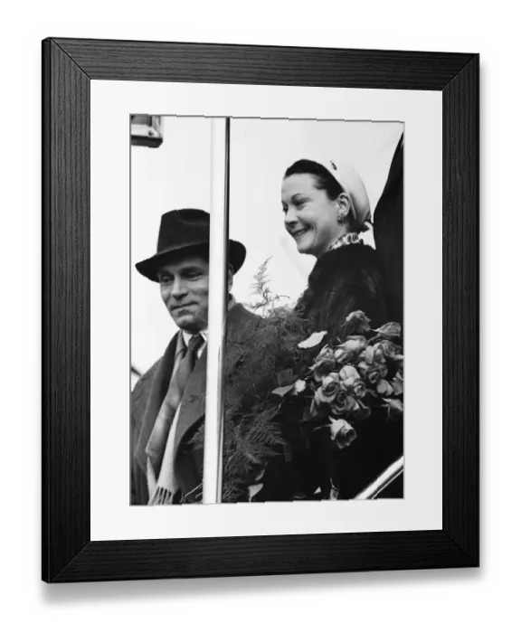 Framed Print : Sir Laurence Olivier actor and wife Vivien Leigh actress arriving at London Airport