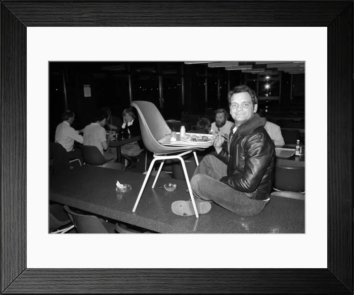 Framed Print : David Jason Actor - September 1974 having his Lunch, at Thames TV Framed Print : David Jason Actor - September 1974 having his Lunch, at Thames TV