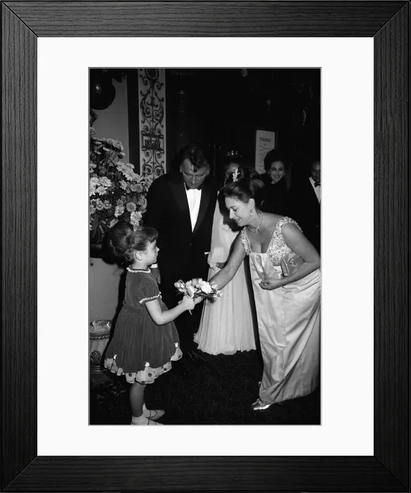 Framed Print : Elizabeth Taylor with husband Richard Burton at the premiere of Staircase