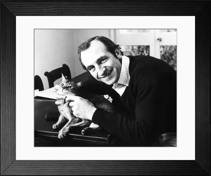 Framed Print : Leonard Rossiter with a cat - February 1978 DBASE MSI